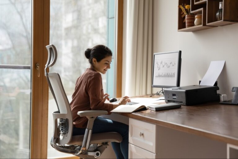 Home Office Desks That Maximize Comfort and Productivity